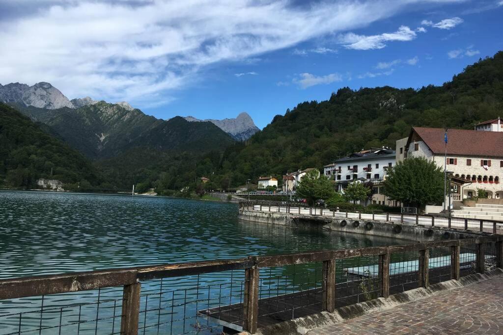 Casa A Schiera Fronte Lago Con Giardino Barcis Exterior foto