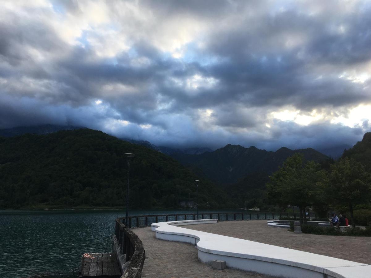 Casa A Schiera Fronte Lago Con Giardino Barcis Exterior foto